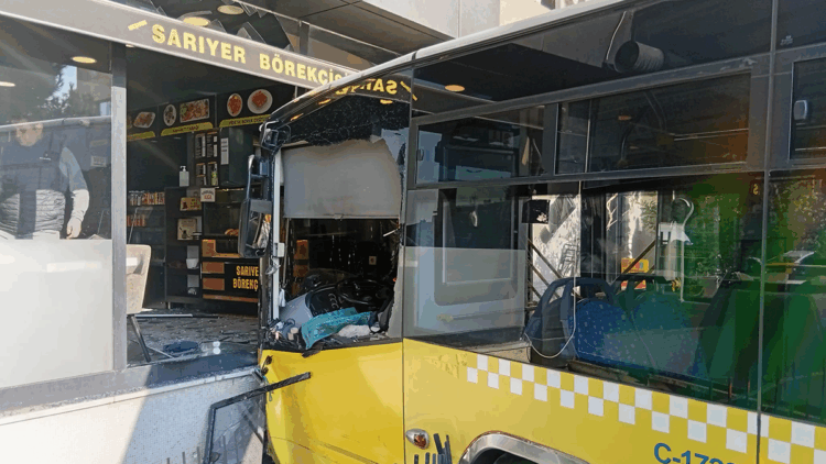 Üsküdar'da İETT otobüsü börekçiye girdi