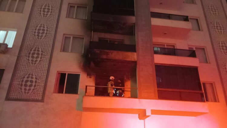 Uzaklaştırma kararı sonrası evini ateşe verdi