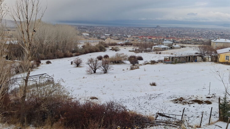 Van'da yüksek kesimlere lapa lapa kar yağdı