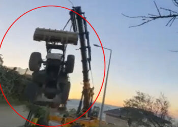 Vinçle taşınan kepçe 5 metreden düştü