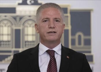 Vali Gül'den 'sokakta kalan kişileri 112'ye bildirin' çağrısı