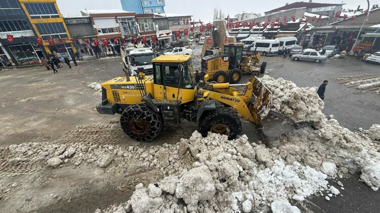 Van ve Hakkari'de kar yağışı etkili oldu; 12 yerleşim yeri ulaşıma kapandı