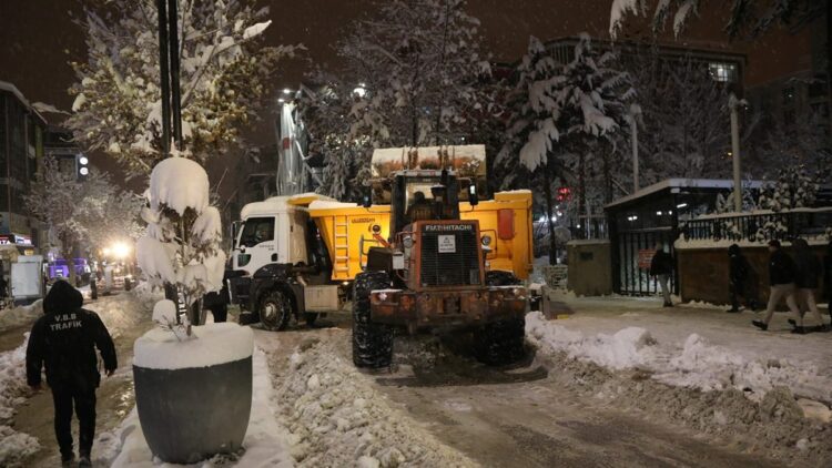 Van'da 341 yerleşim yeri kardan kapandı; okullar da tatil