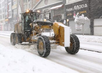 Van'da kardan kapanan 312 yerleşim yerinin yolu ulaşıma açıldı
