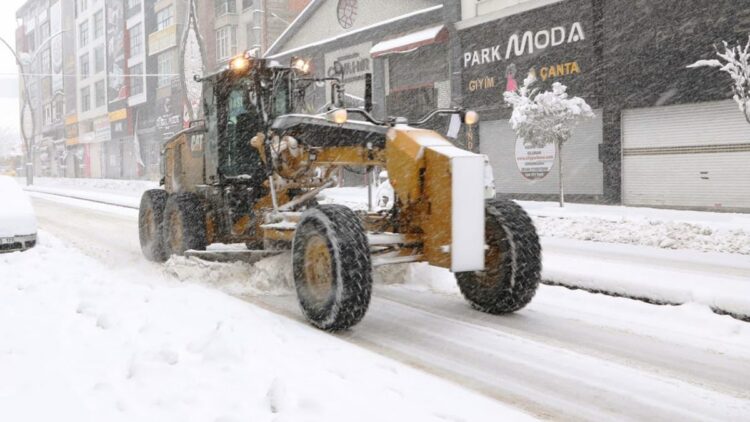 Van'da kardan kapanan 312 yerleşim yerinin yolu ulaşıma açıldı
