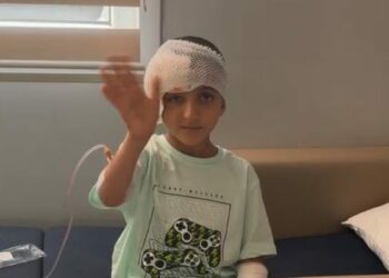 Vücudunun bir kısmı toprağa gömülü bulunan Amir, okulunu özlemiş