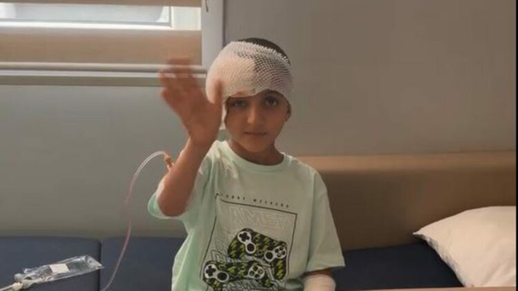 Vücudunun bir kısmı toprağa gömülü bulunan Amir, okulunu özlemiş