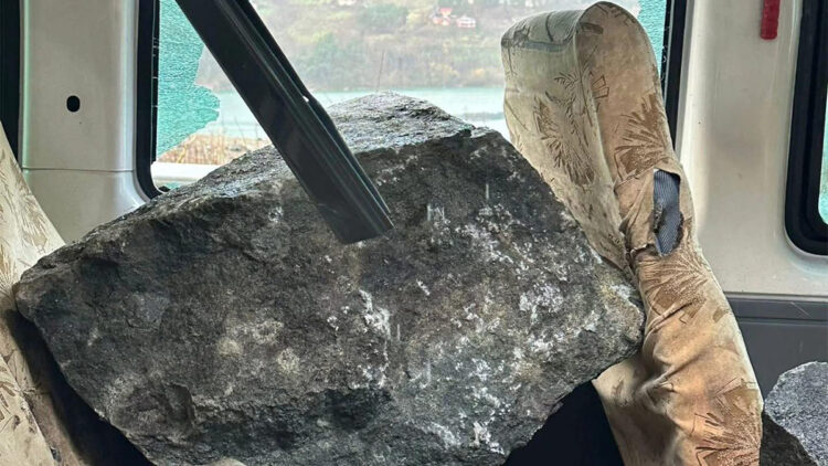 Yamaçtan kopan kaya yolcu minibüsüne isabet etti