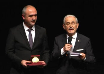 Yılmaz Büyükerşen aktif siyasi bıraktığını açıkladı