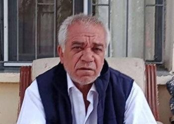 Yolda yatar vaziyetteki kişinin üzerinden otomobil geçti