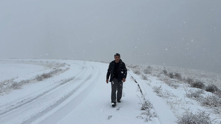 Yüksek kesimlerine kar yağan Bitlis'te, göle girip yüzdüler