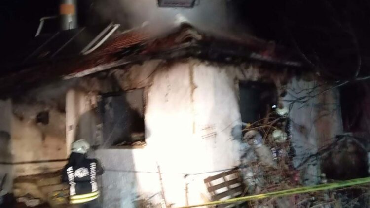 Yangında annesini kurtarmak isterken öldü