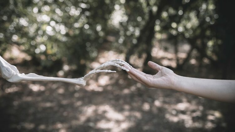 Yaşam ve ölüm arasında sıkışmış insan