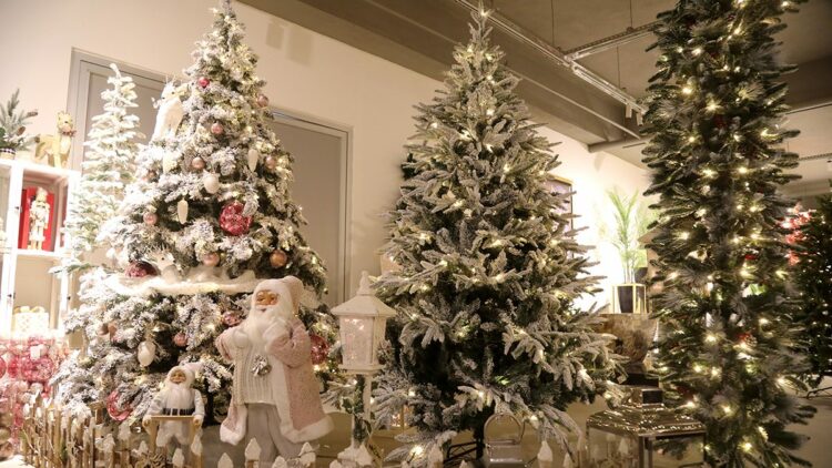 Yılbaşı ağaçlarında hazır süslü ve kompakt modeller ilgi görüyor