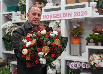 Yılbaşı çiçeği kokina 500 liradan başlayan fiyatlarla vitrinlerde