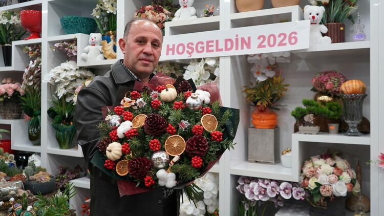 Yılbaşı çiçeği kokina 500 liradan başlayan fiyatlarla vitrinlerde