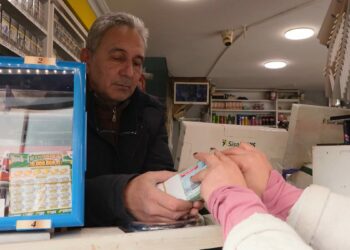 Yılbaşı öncesi Kadıköy’deki Milli Piyango bayilerinde yoğunluk