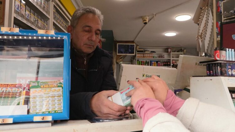 Yılbaşı öncesi Kadıköy’deki Milli Piyango bayilerinde yoğunluk