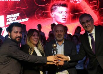 Yılın sporcusu seçilen Arda Güler’in ödülünü ailesi aldı