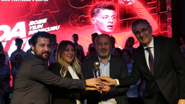 Yılın sporcusu seçilen Arda Güler’in ödülünü ailesi aldı