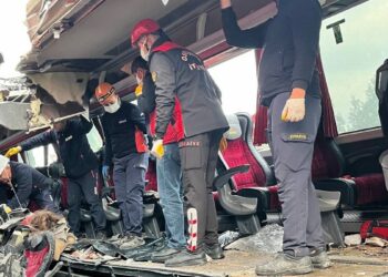 Yolcu otobüsü, otoyolda TIR'a çarptı; 6 ölü, 11 yaralı