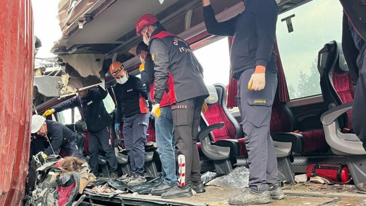 Yolcu otobüsü, otoyolda TIR'a çarptı; 6 ölü, 11 yaralı