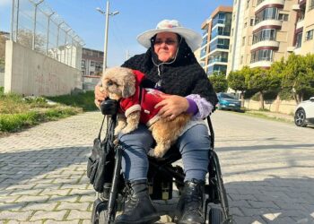 Yürüme yetisi sonrası eşini de kaybetti; can dostu 'Fıstık' ile hayata tutundu