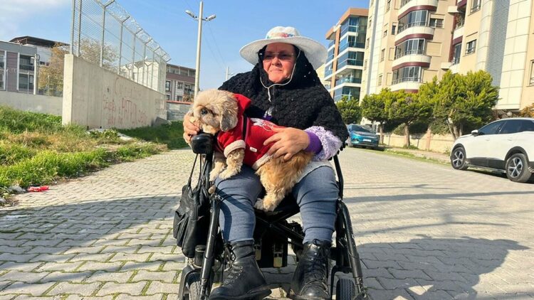 Yürüme yetisi sonrası eşini de kaybetti; can dostu 'Fıstık' ile hayata tutundu