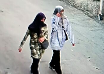 Yüzlerini eşarpla gizleyen anne-kız, girdikleri evlerden hırsızlık yaptı