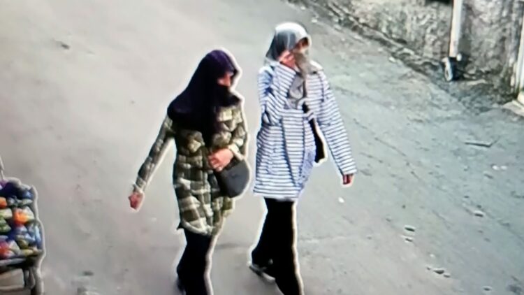 Yüzlerini eşarpla gizleyen anne-kız, girdikleri evlerden hırsızlık yaptı