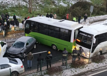 Zonguldak'ta buzlanan yolda 5 araç, birbirine girdi