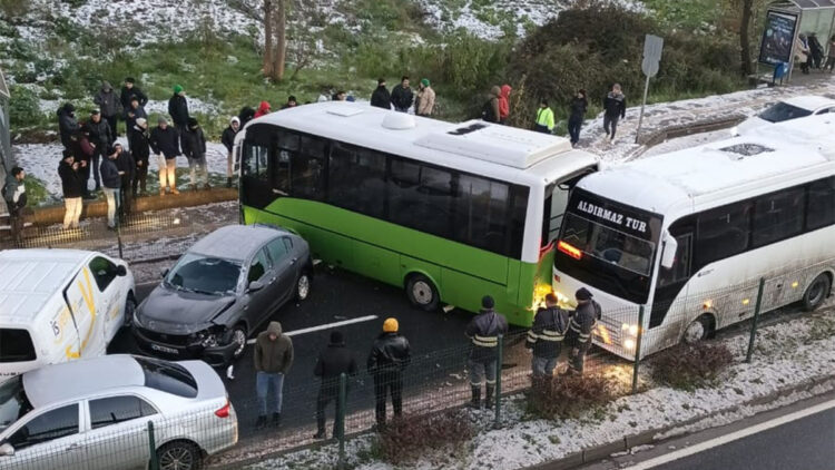 Zonguldak'ta buzlanan yolda 5 araç, birbirine girdi