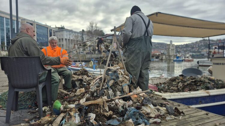 Zonguldaklı balıkçıların ağına yaklaşık 1 ton çöp takıldı