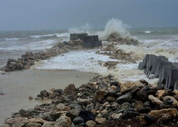 Zonguldak'ta fırtına nedeniyle dalga boyu 4 metreye ulaştı