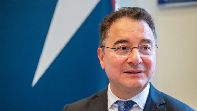 Varlık içinde yokluk çekiyoruz