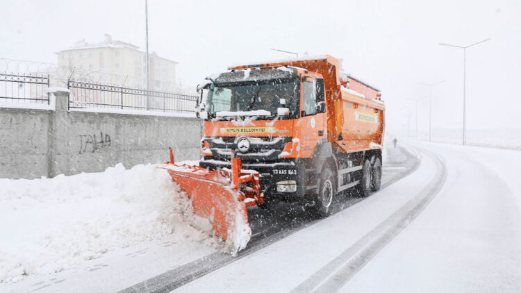 Bitlis'te kapanan 290 köy yolundan 203'ü açıldı