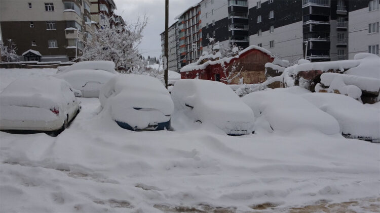Karabük'te kar kalınlığı 60 santimetreye ulaştı