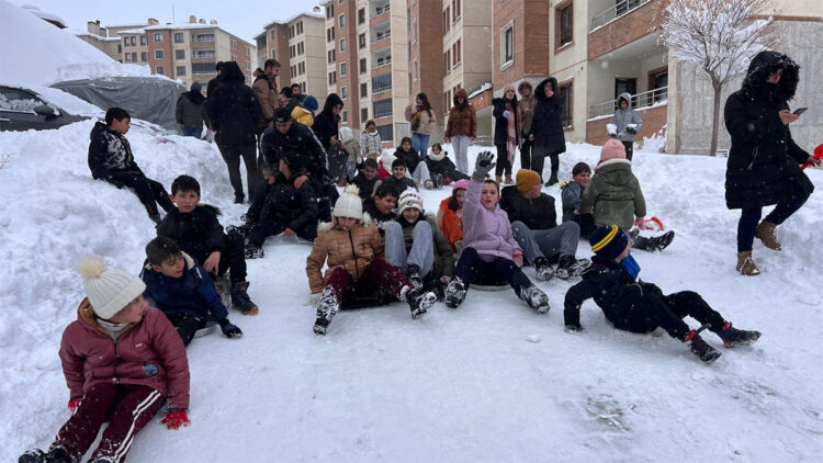 Kar yağışı en çok çocukları sevindirdi