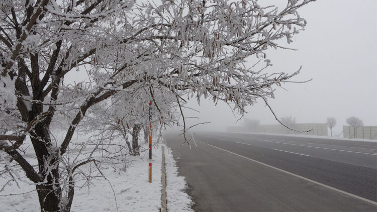 Kartepe'nin yüksek kesimlerine mevsimin ilk karı yağdı