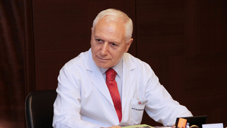 Prof. Dr. Mehmet Haberal'ın ödülleri vitrine sığmıyor