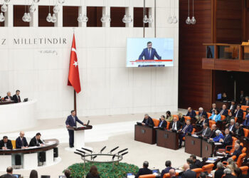 Bütçe görüşmelerinde milletvekilleri arasında yumruklu kavga çıktı
