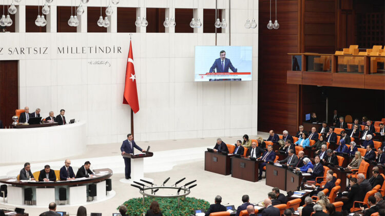 Bütçe görüşmelerinde milletvekilleri arasında yumruklu kavga çıktı