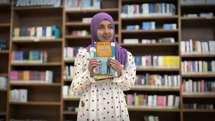12 yaşındaki Zeynep, 4 yılda 500 kitap okudu