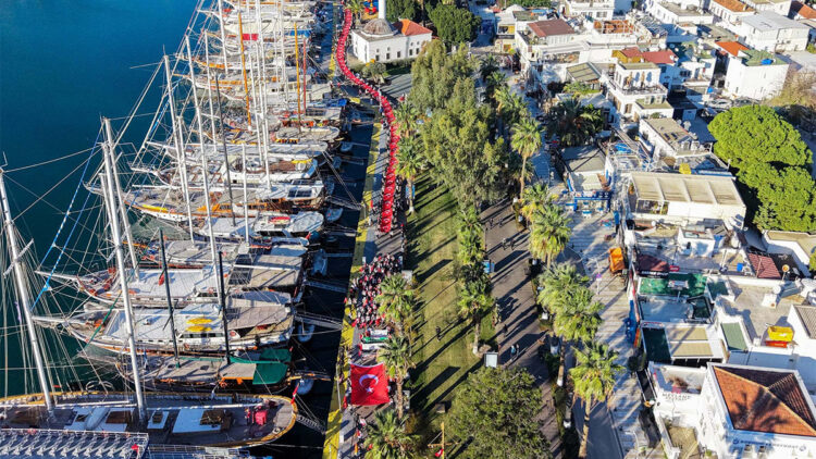 120 metre uzunluğundaki Türk bayrağıyla Sarıkamış şehitleri anıldı