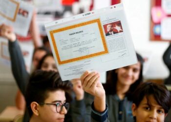 18 milyon öğrenci bugün karne alıyor: Yarıyıl tatili başladı!