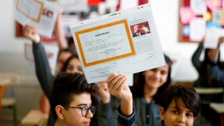 18 milyon öğrenci bugün karne alıyor: Yarıyıl tatili başladı!