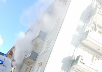 4 katlı binada çıkan yangında yatalak hasta ile kedisi öldü