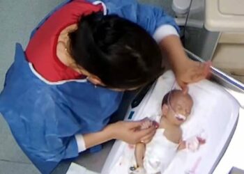 5 günlük bebeği darbeden hemşire hakkında yakalama kararı