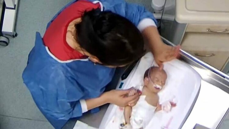 5 günlük bebeği darbeden hemşire hakkında yakalama kararı