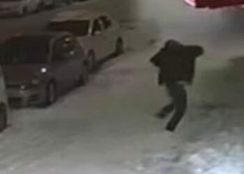 6 katlı binanın çatısından kar kütlesi düştü; 1 yaralı